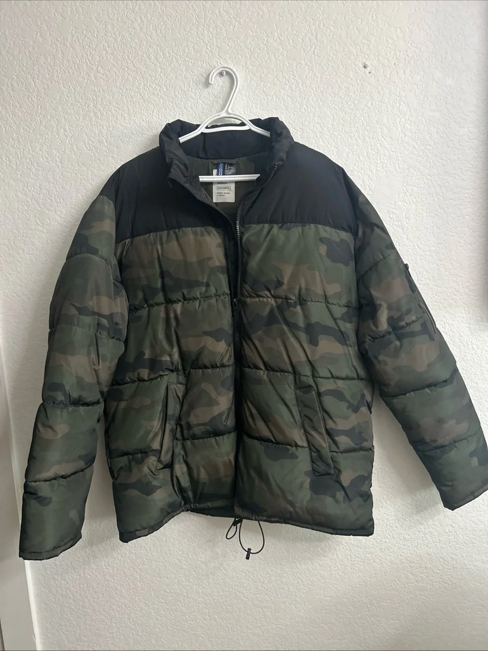 H&M Men's Camouflage Puffer Jacket - Green & Black